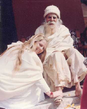 1996 ShantiMayi and Maharajji touching feet